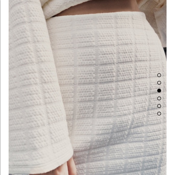 Zara sweatshirt and skirt bloggers fav - Picture 9 of 11